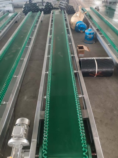 光面工业橡胶皮带 输送牛粪大倾角刮板提升机