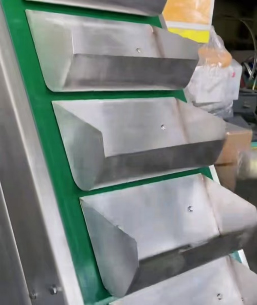 不锈钢斗式皮带输送机 料斗加皮带输送 不锈钢料斗