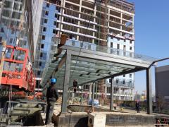 天津专业制作玻璃雨棚钢结构玻璃雨棚玻璃过道