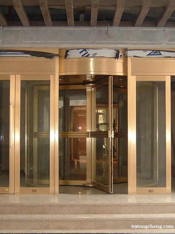 豪华酒店会所旋转门 玻璃旋转铜门 金铜韵定制 豪华酒店会所旋转门 玻璃旋转铜门 金铜韵定制