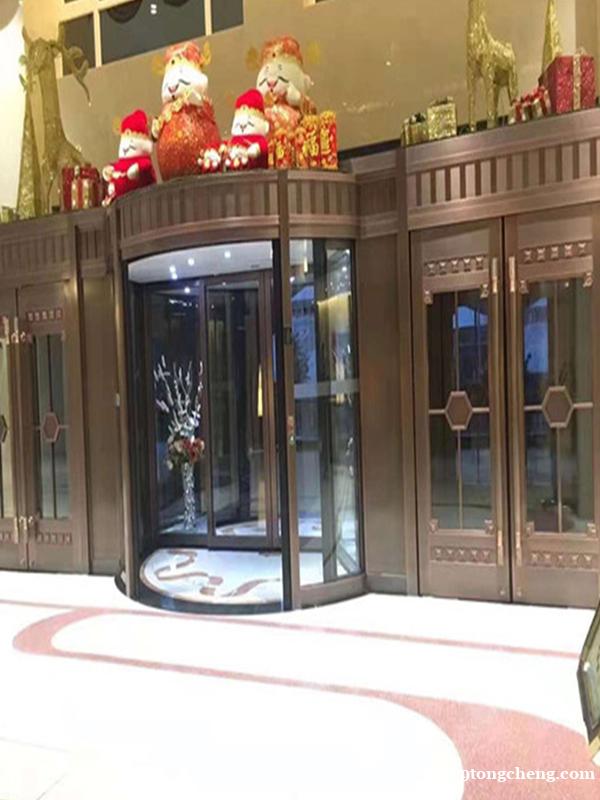 豪华酒店会所旋转门 玻璃旋转铜门 金铜韵定制 豪华酒店会所旋转门 玻璃旋转铜门 金铜韵定制
