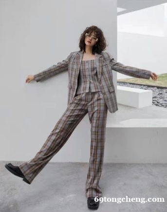 尼赫菲女装秉持美学与品质并重的设计理念 尼赫菲女装秉持美学与品质并重的设计理念