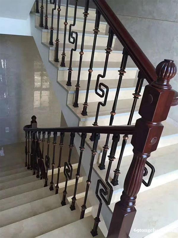 北京工厂定制极简风楼梯护栏 新中式风格室内铁艺扶手 北京工厂定制极简风楼梯护栏 新中式风格室内铁艺扶手