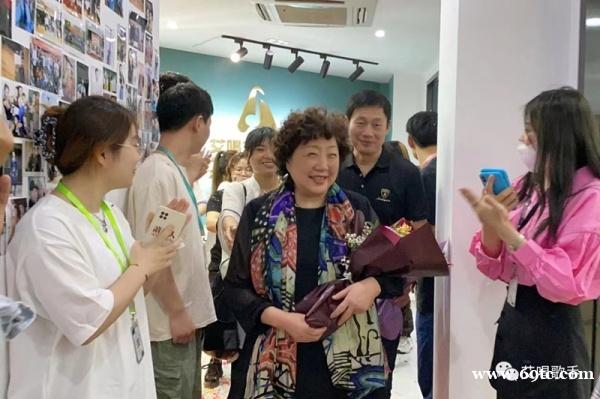 著名声乐教育家马建华老师莅临艾唱歌手艺术培训指导工作。 著名声乐教育家马建华老师莅临艾唱歌手艺术培训指导工作。