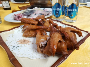 美食与双蒸同享，纯粮米香醒得快