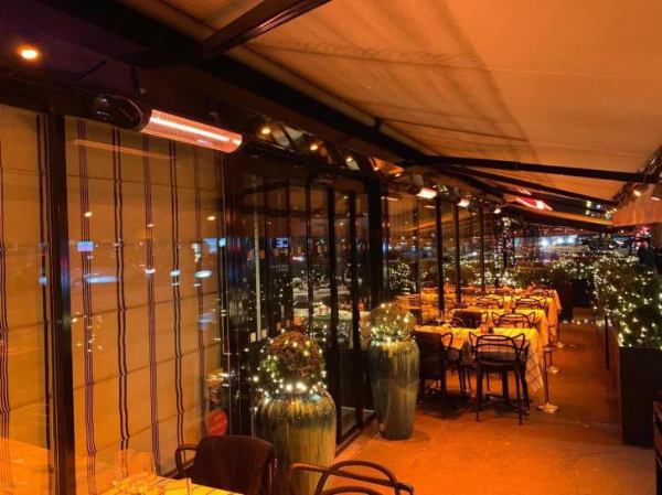 户外餐厅的好朋友伟而特