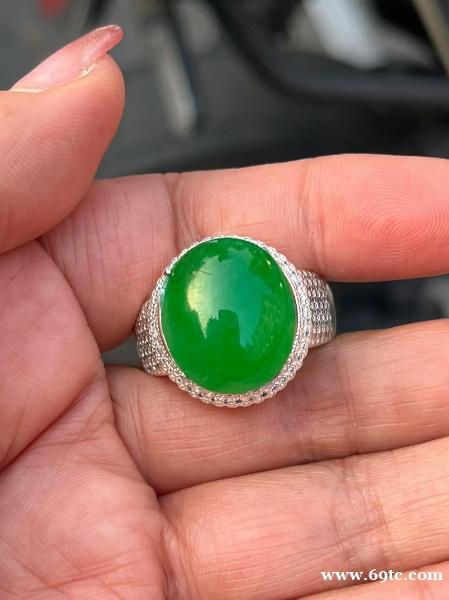 天然满绿翡翠配钻石吊坠及天然满绿翡翠蛋面配钻石戒指套装 天然满绿翡翠配钻石吊坠及天然满绿翡翠蛋面配钻石戒指套装