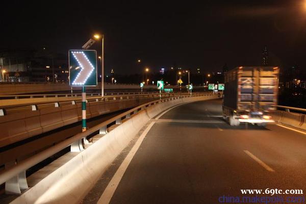 蛟河市太阳能诱导标志 同步led线形诱导标志牌支持定制 蛟河市太阳能诱导标志 同步led线形诱导标志牌支持定制