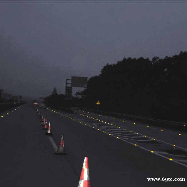 方形太阳能道钉 同步led道钉灯交通设施厂家 方形太阳能道钉 同步led道钉灯交通设施厂家