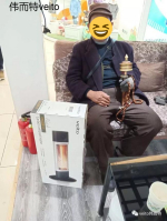 拉萨老人拥抱太阳,伟而特无偿捐赠温暖 拉萨老人拥抱太阳,伟而特无偿捐赠温暖