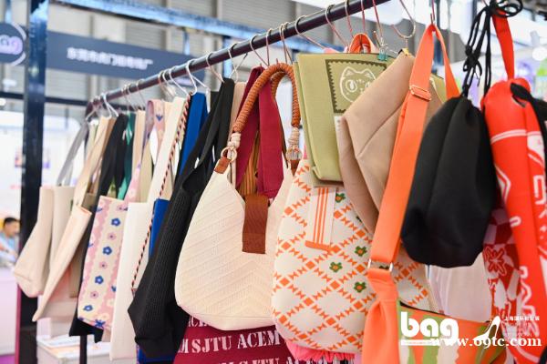 重塑“包”容之美:2026华礼展箱包皮革展区,以国潮与定制撬动千亿礼业新蓝海 重塑“包”容之美:2026华礼展箱包皮革展区,以国潮与定制撬动千亿礼业新蓝海